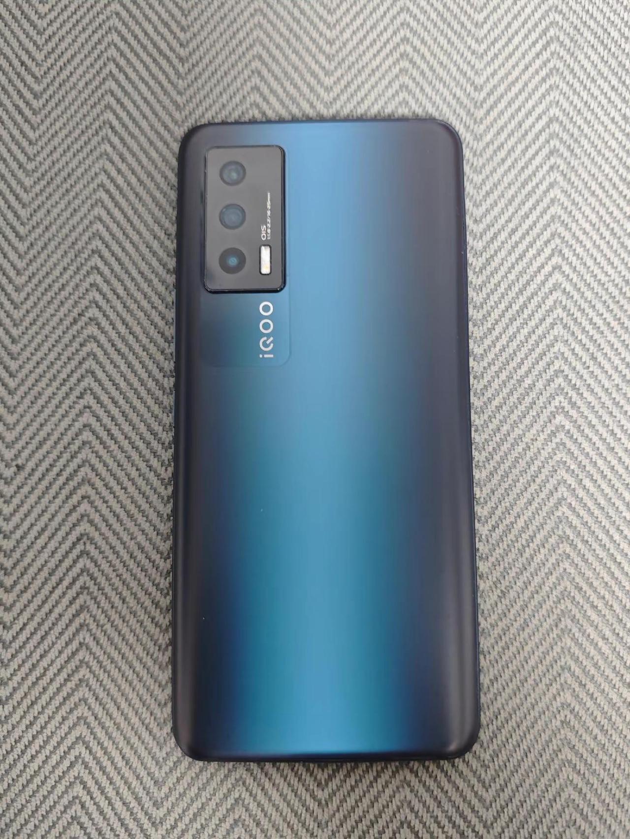 iqoo neo5。极品机器，斥巨资官方售后换新屏幕，屏幕还在保，电池耐用，神u
