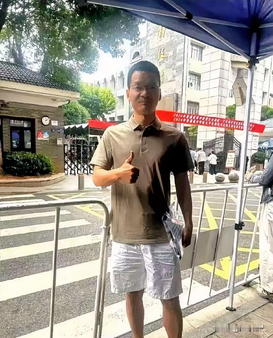 武汉一位高中数学老师，连续四年亲自报名参加高考，今年考完自己估了138分，最逗的