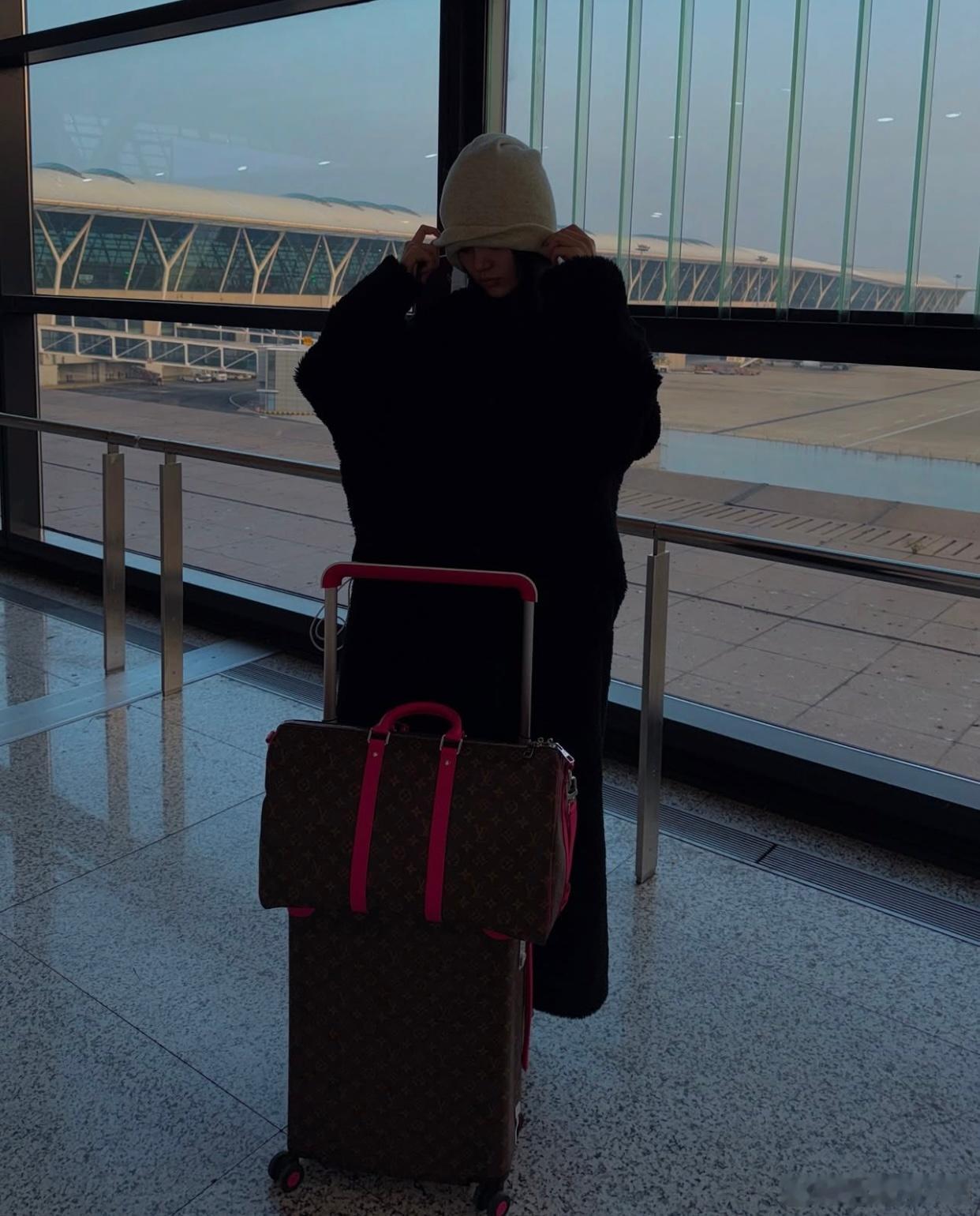 请问这位女士怎么一直在✈️[疑问] ​​​