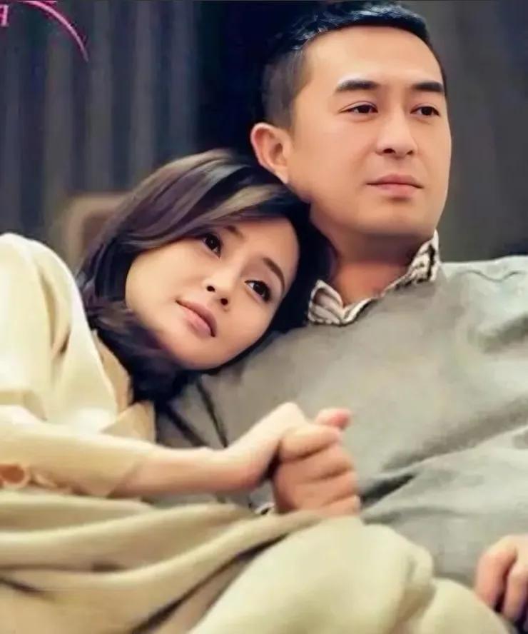 依偎在张嘉益肩上的女人，是于明加吗？他俩没有什么私交呀，只是共同出演了一部电视剧