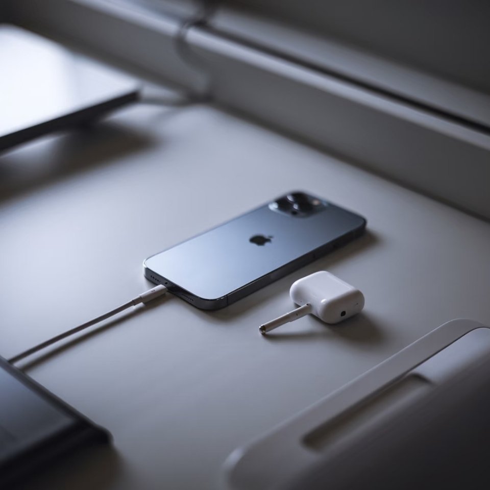 买手机选中端机还是上代旗舰有条件的话数码产品肯定是买新不买旧啊，但是消费选择应该