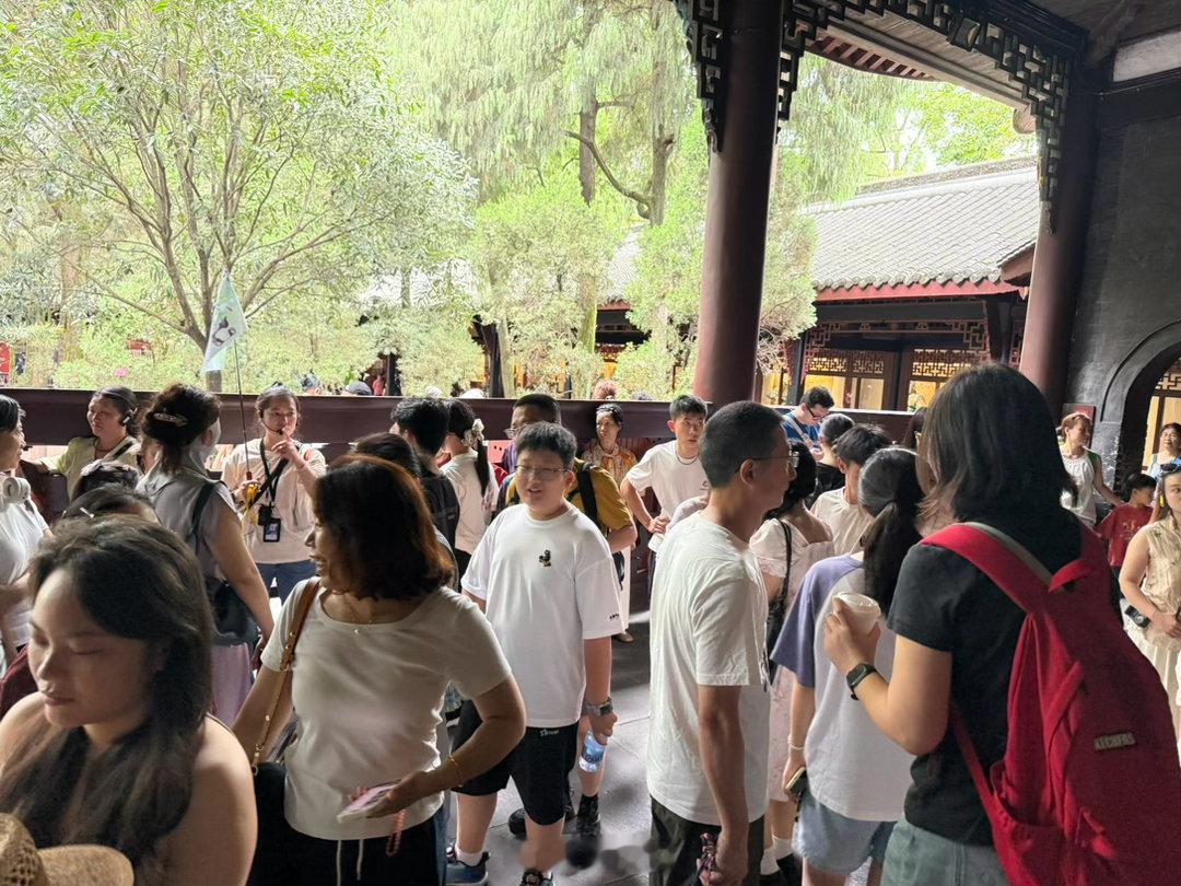 实话实说，大部分游客都逛得一脸生无可恋～小朋友更是逛得灵魂出窍，坐立不安，蹲着，