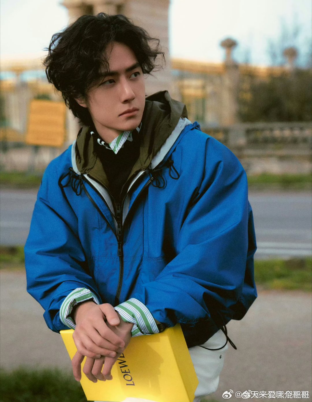 王一博巴黎时装周LOEWE看秀出图，克莱因蓝好有春天的感觉 