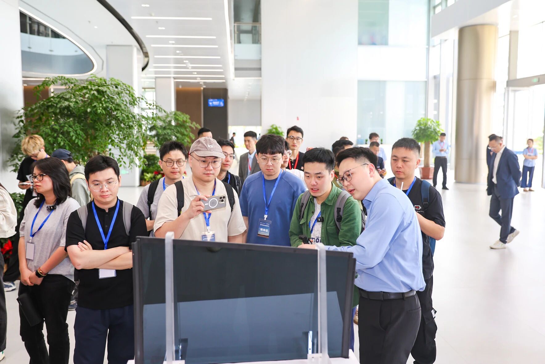 今天，福耀集团与小鹏汽车联合交付行业首款AI 调光隐私玻璃，首发搭载于小鹏全新 