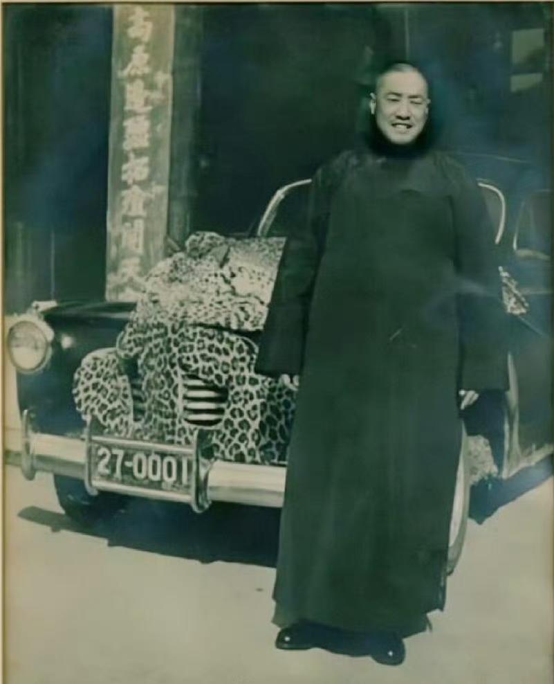 1943年，西北军阀马步芳和自己2万大洋购买的豪车合影，为了显示与众不同，车身上