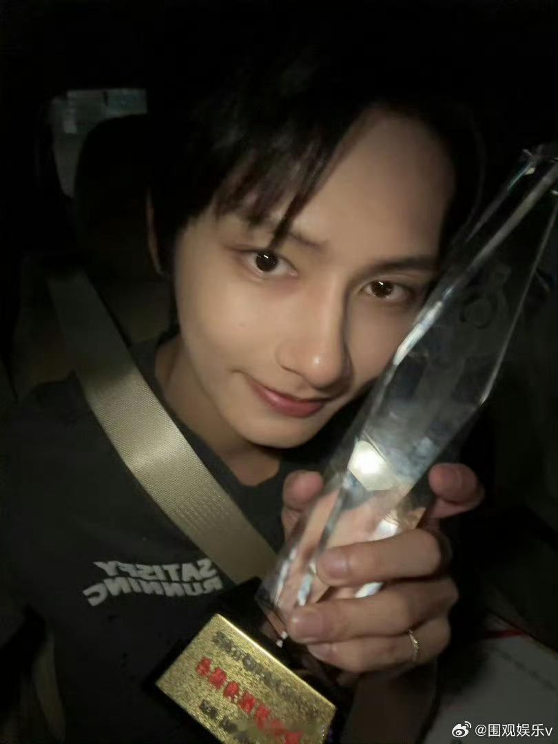 文俊辉晒提名奖杯文俊辉与奖杯贴脸自拍 文俊辉晒百花奖提名奖杯🏆，提名最佳男配 