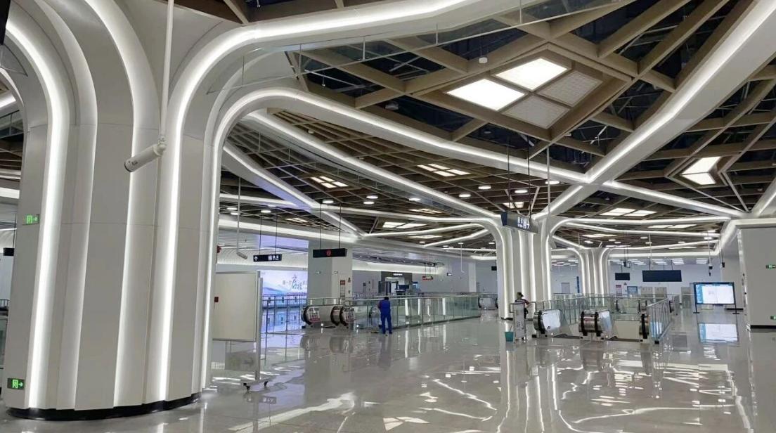 快讯！6月30日，西安地铁5号线西安东站随首班车正式投入运营。该站点的顺利开通，