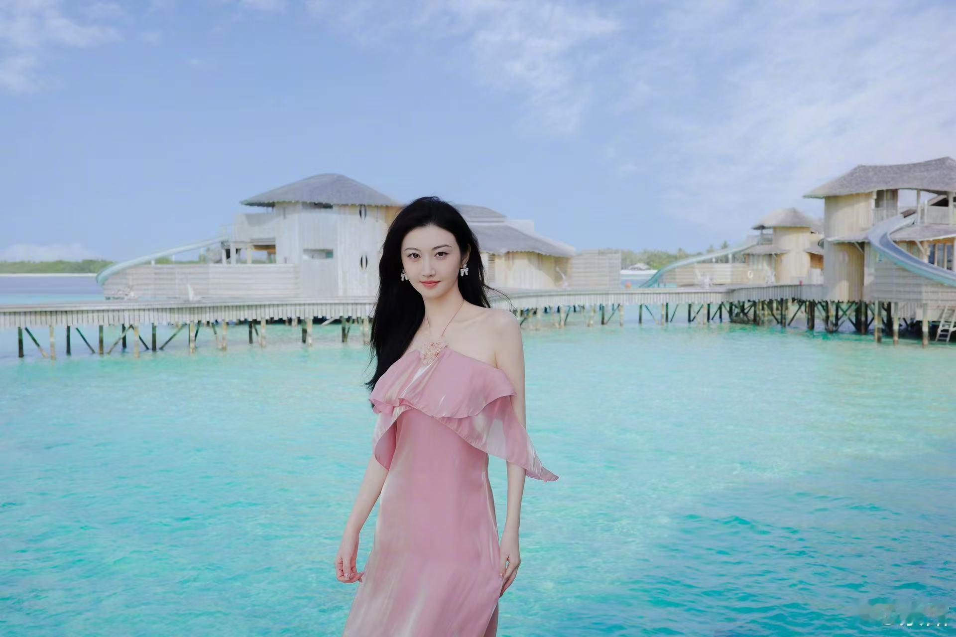景甜海边粉裙 景甜分享海边大片，粉裙造型好明媚好温柔，谁看了能不心动呢 景甜粉裙