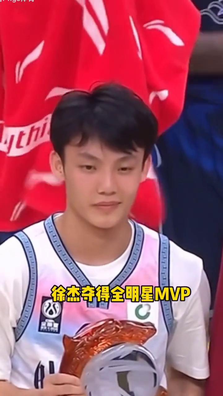 徐杰夺得全明星MVP。
徐杰夺得全明星MVP，他全场砍下了35分4板6助攻，和迪