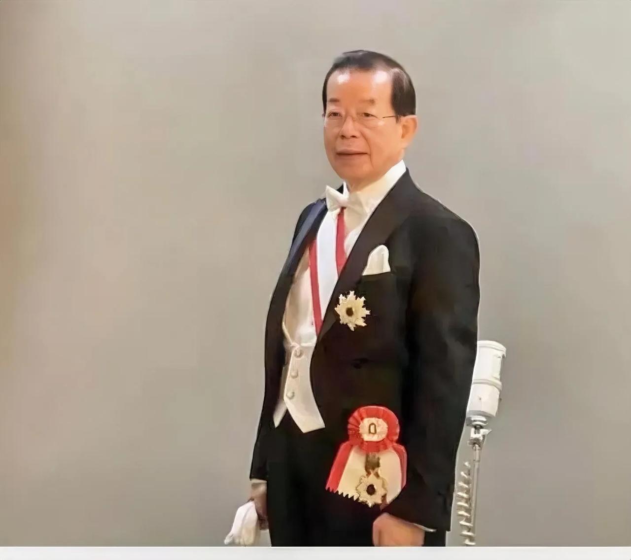 这是这个台独顽固分子自己展出和炫耀自己获的日本勋章的照片，看着装打扮、长相和身高