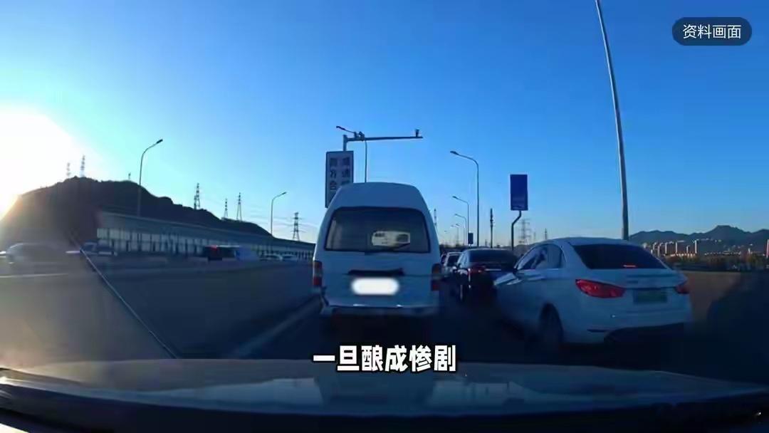 女子搭网约车强抢方向盘酿车祸网约车司机抢方向盘。行车途中突然被抢方向盘，车子瞬间
