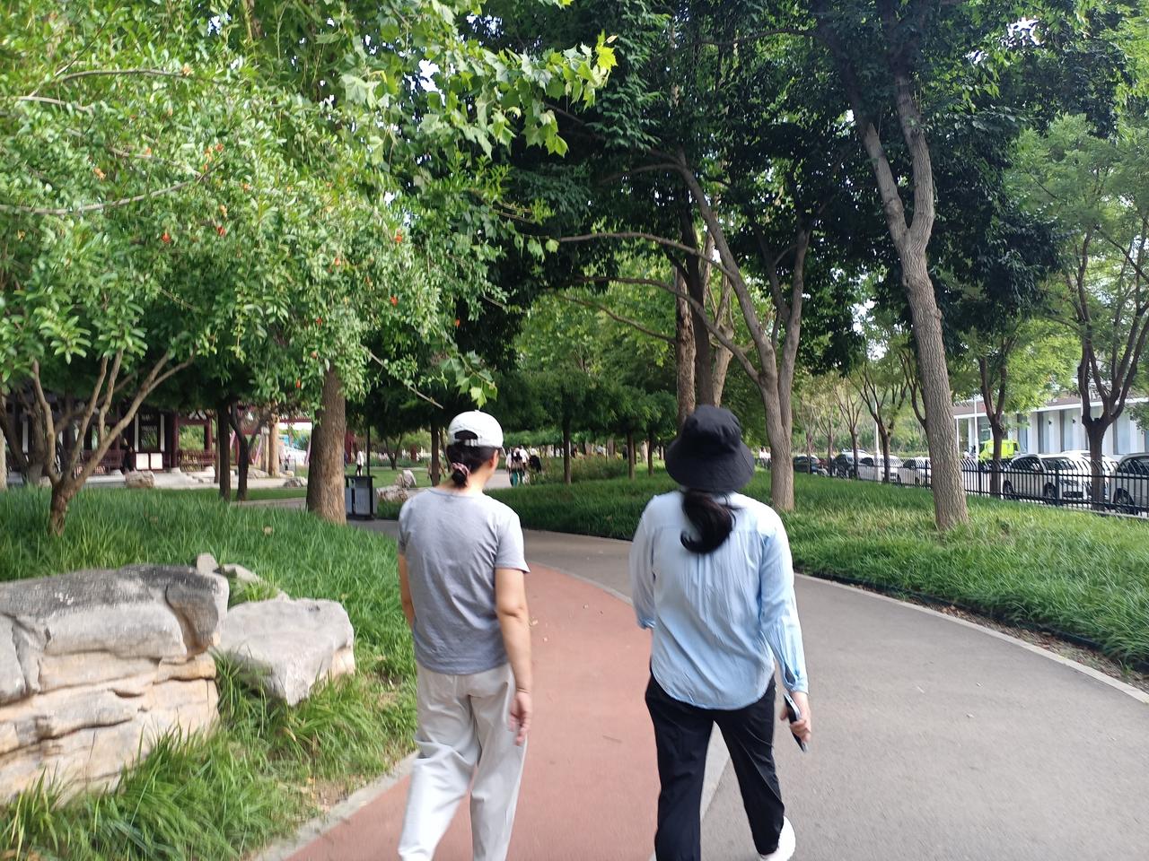 儿女越优秀有可能越指不上。
    朋友的儿子从小学习很好，大学上了不错的学校，