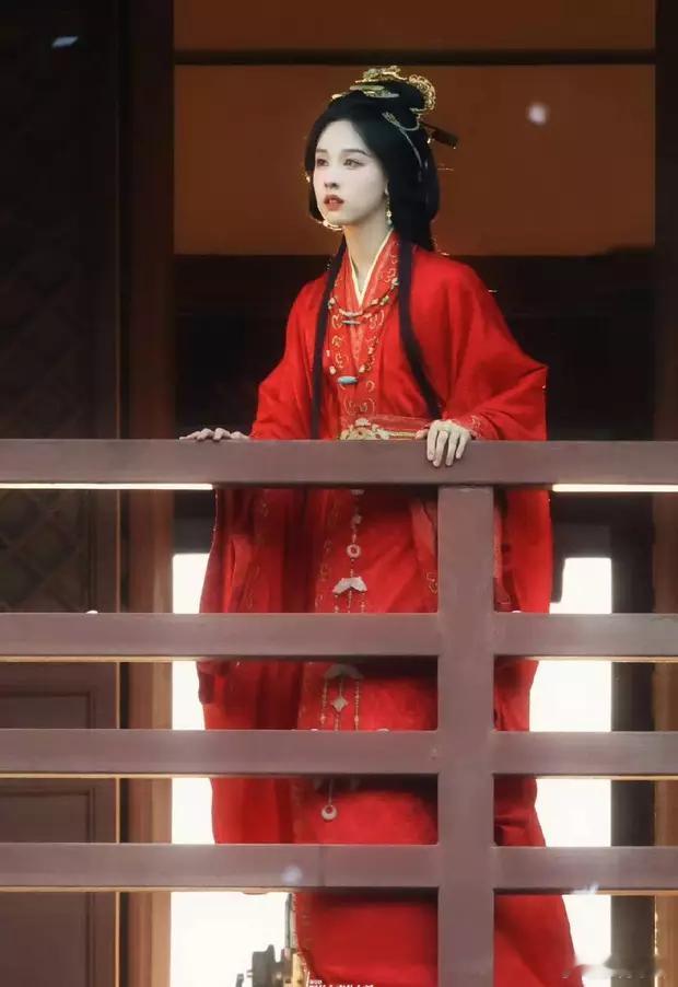 陈都灵新剧红衣古装造型路透释出，大火中奔跑上演乱世佳人，宿命感满满。 ​​​