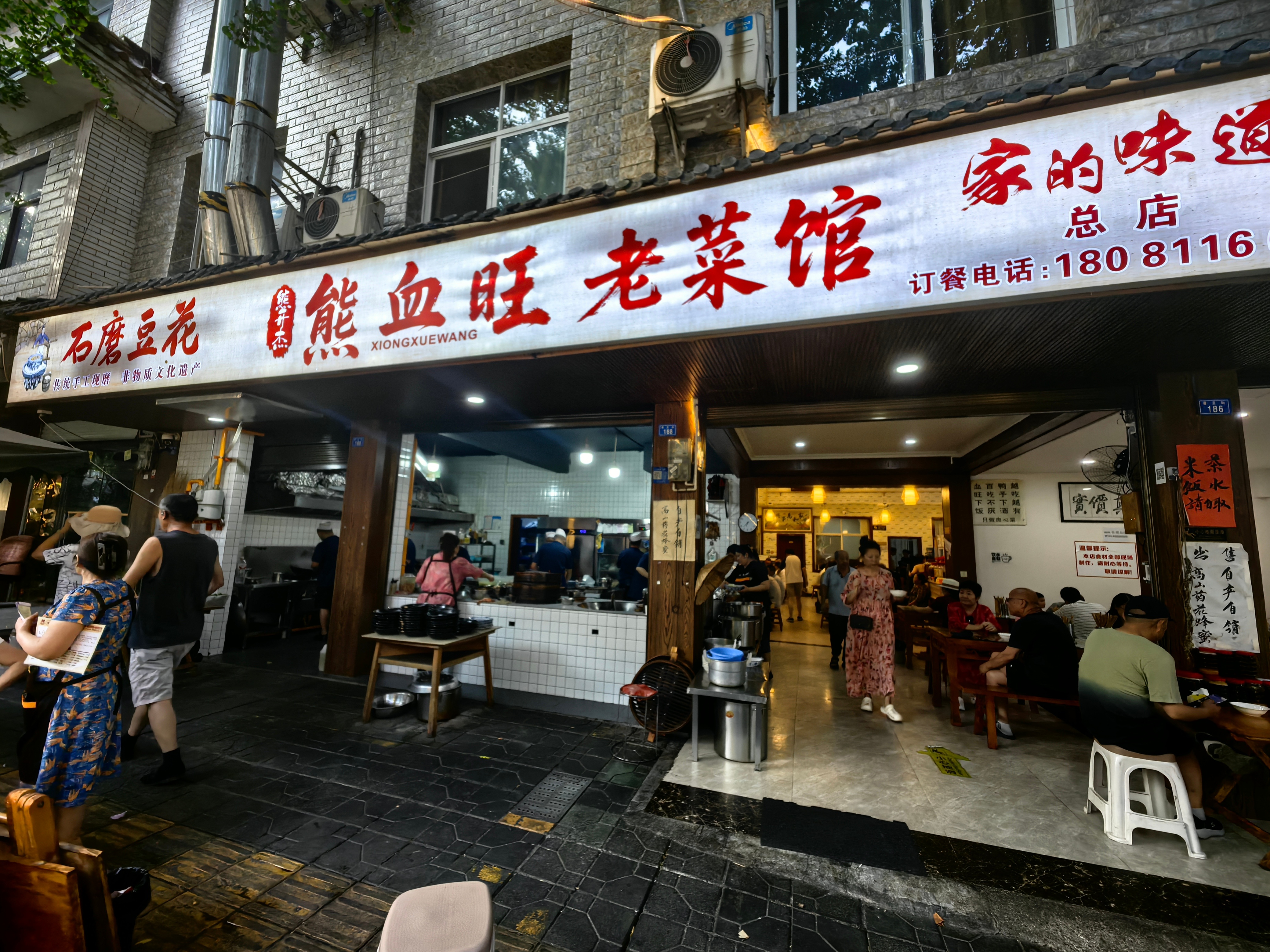 晚餐后，气温下降到32°C，出门溜达，才发现民宿附近有美食一条街。喵奶奶当场拍板