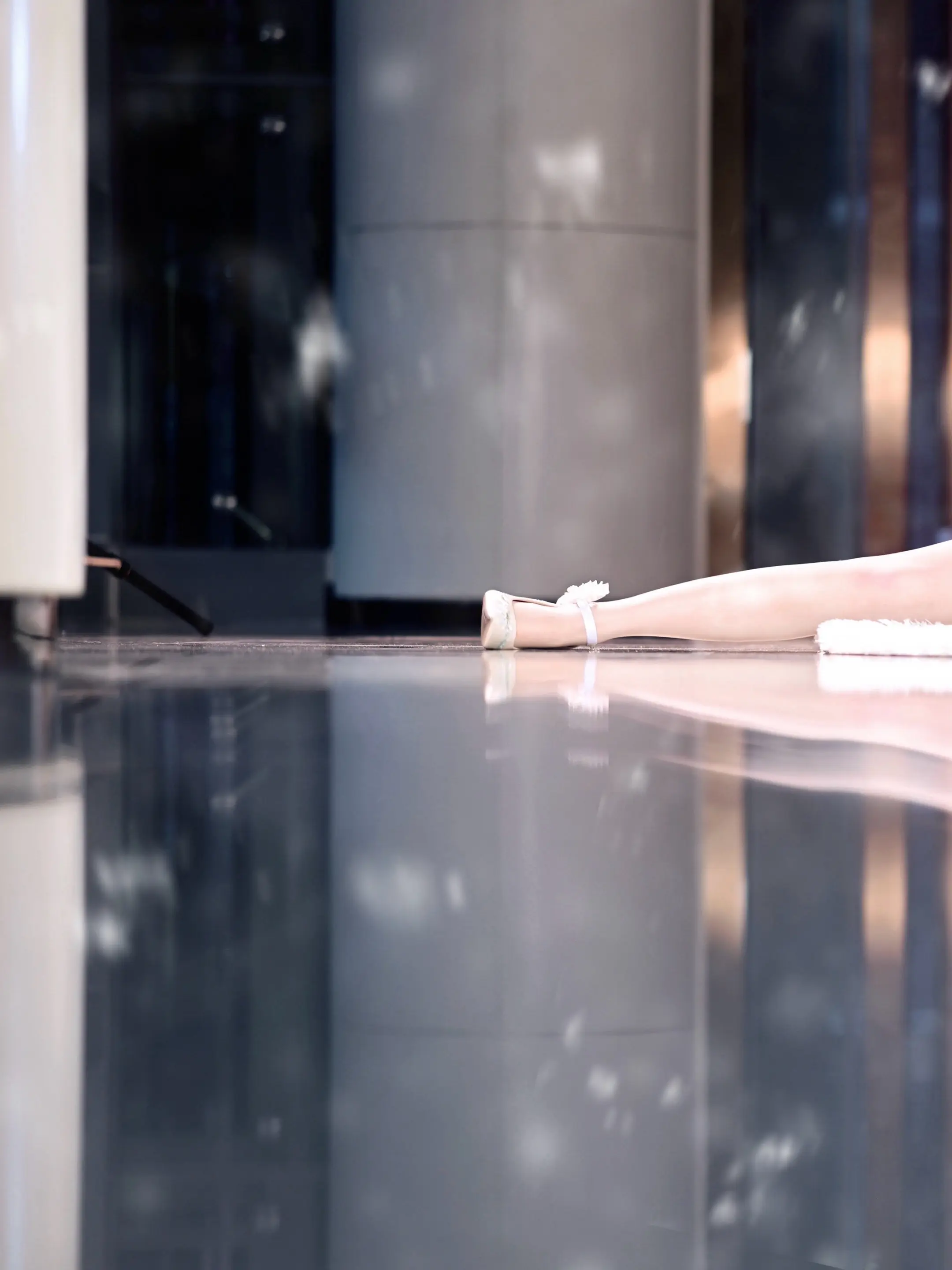 江畔何人初见雪江月何年初映人。