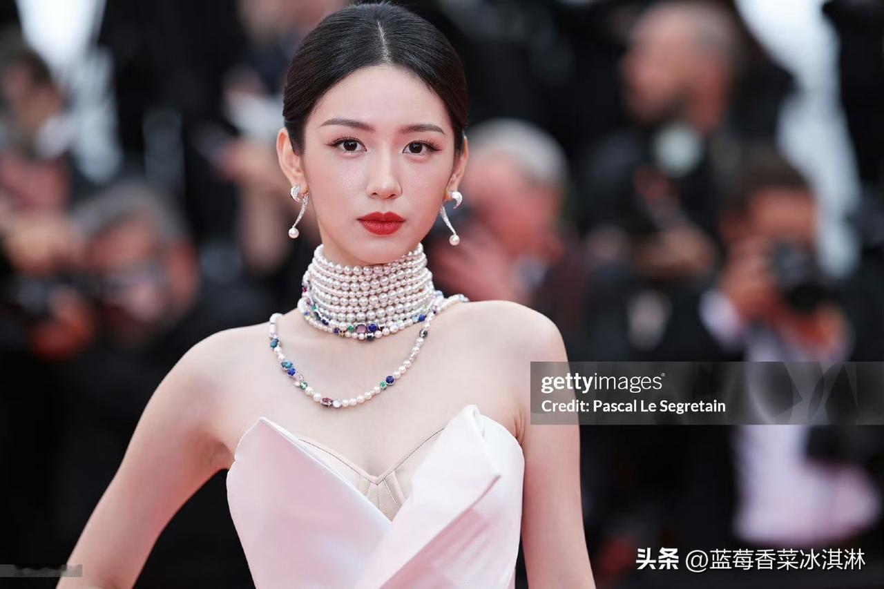 在现在的年轻女明星里，周也的颜值确实是很能打的，基本上怎么拍都不会有崩图，年轻就