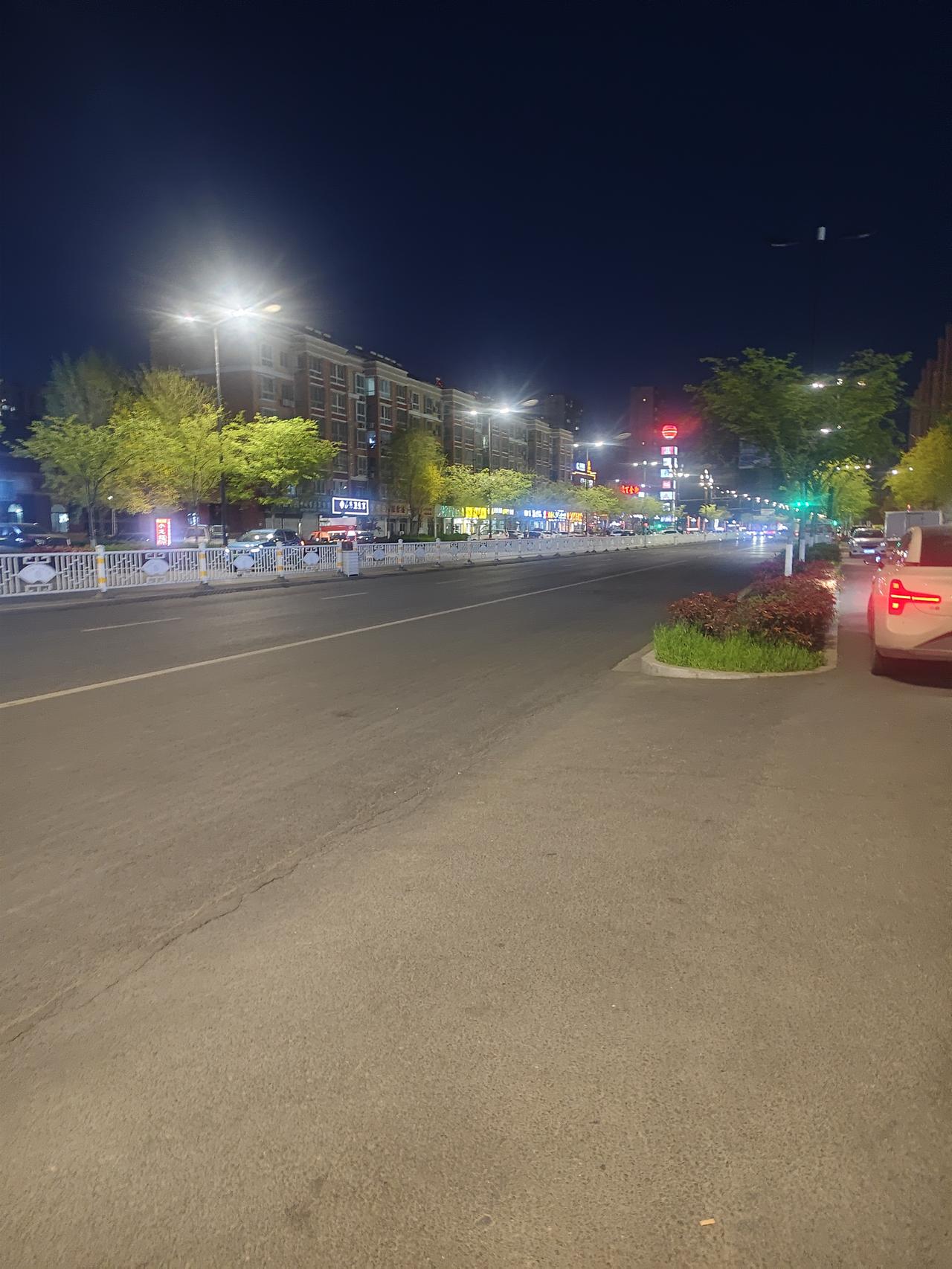 老邻居静的女儿刚结婚半年就闹离婚，现在又回娘家住了。
这在我的预料之中，只是没想