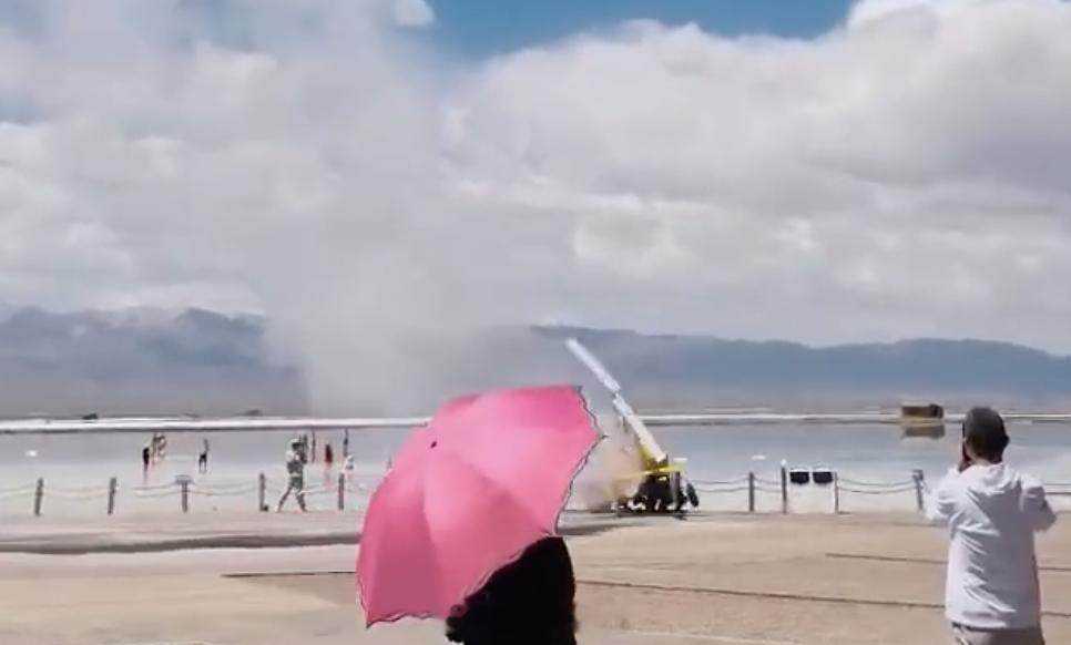 前段时间和两位大拿聊飞行汽车，低空飞行器确实审批起来很慢这样的直升机往下掉，下面