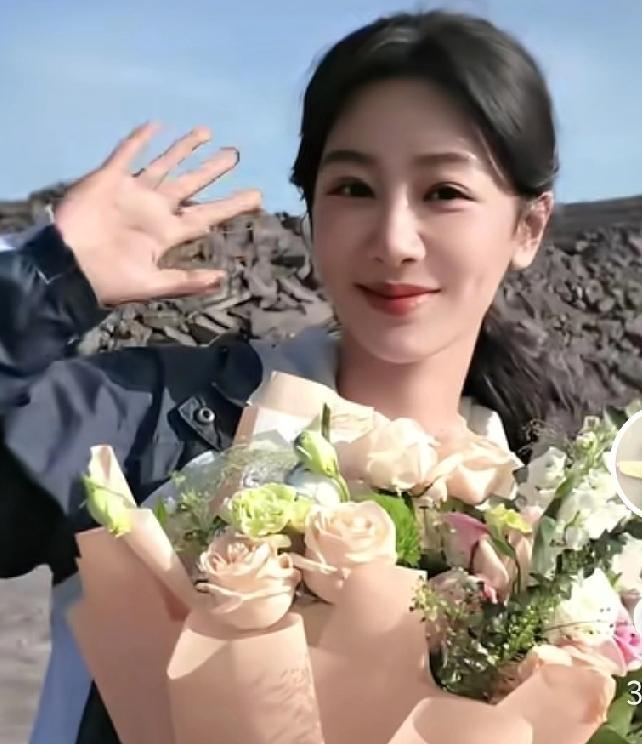 杨紫不靠热搜活着，靠剧说话。
《长相思》播完，平台会员蹭蹭涨，观众追得比男朋友还