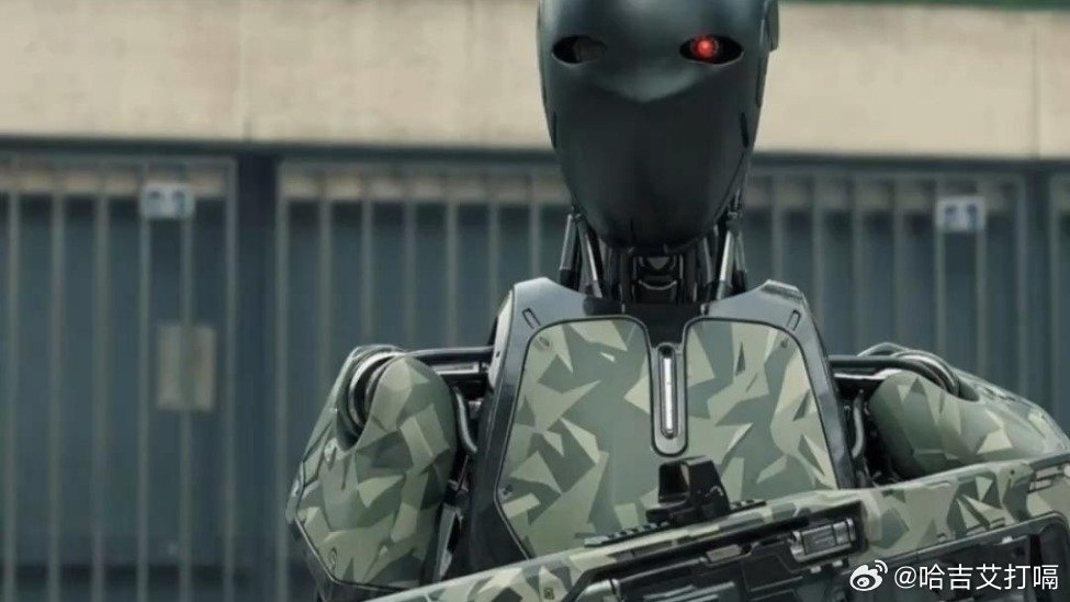 凤凰新闻【俄乌战场惊现持枪机器人：身高180cm、体重80kg、负重20kg】据