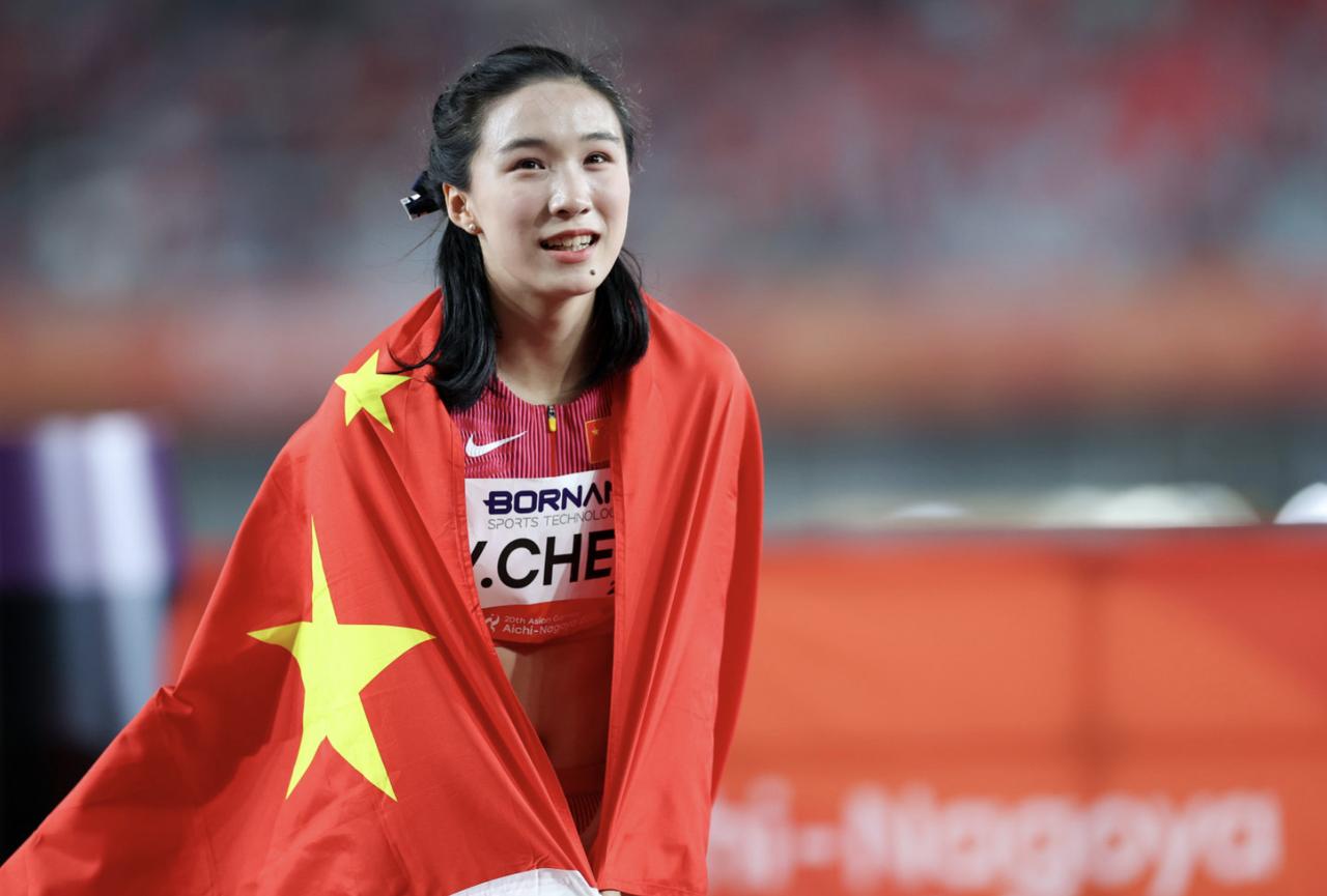 中国女飞人陈妤颉，在200米决赛中跑出22秒93的成绩，摘下银牌。这位两天前刚在