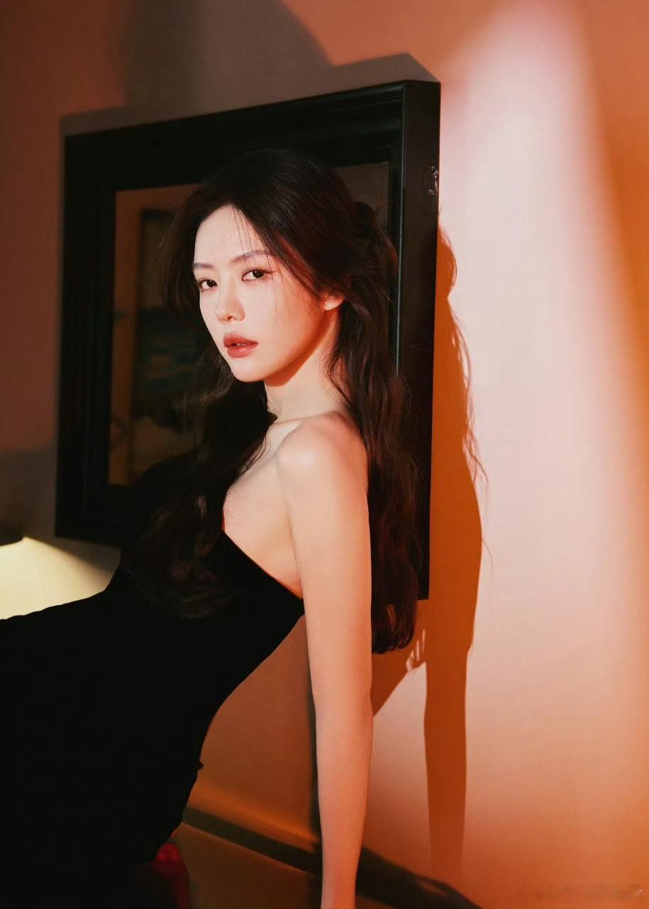 蔡文静抹胸长裙怎么美成这样 黑丝绒被她穿出了呼吸感！看似随意的姿态实则每个细节都