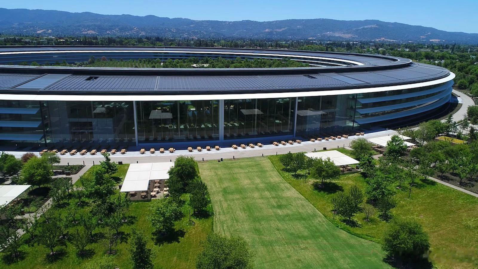 Apple在周五针对OpenAI提起了一起重磅诉讼，指控对方窃取商业机密。这份首