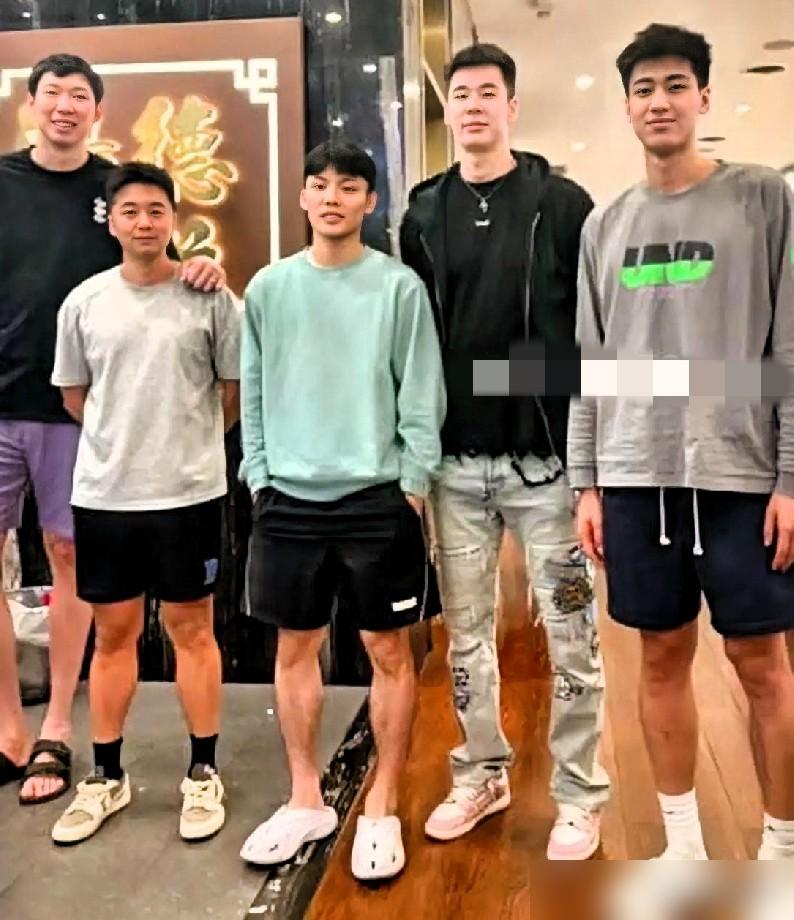 国家队在集结，周琦在美国。

洛杉矶一场饭局，照片传回国内。饭桌上，是徐杰、郭昊