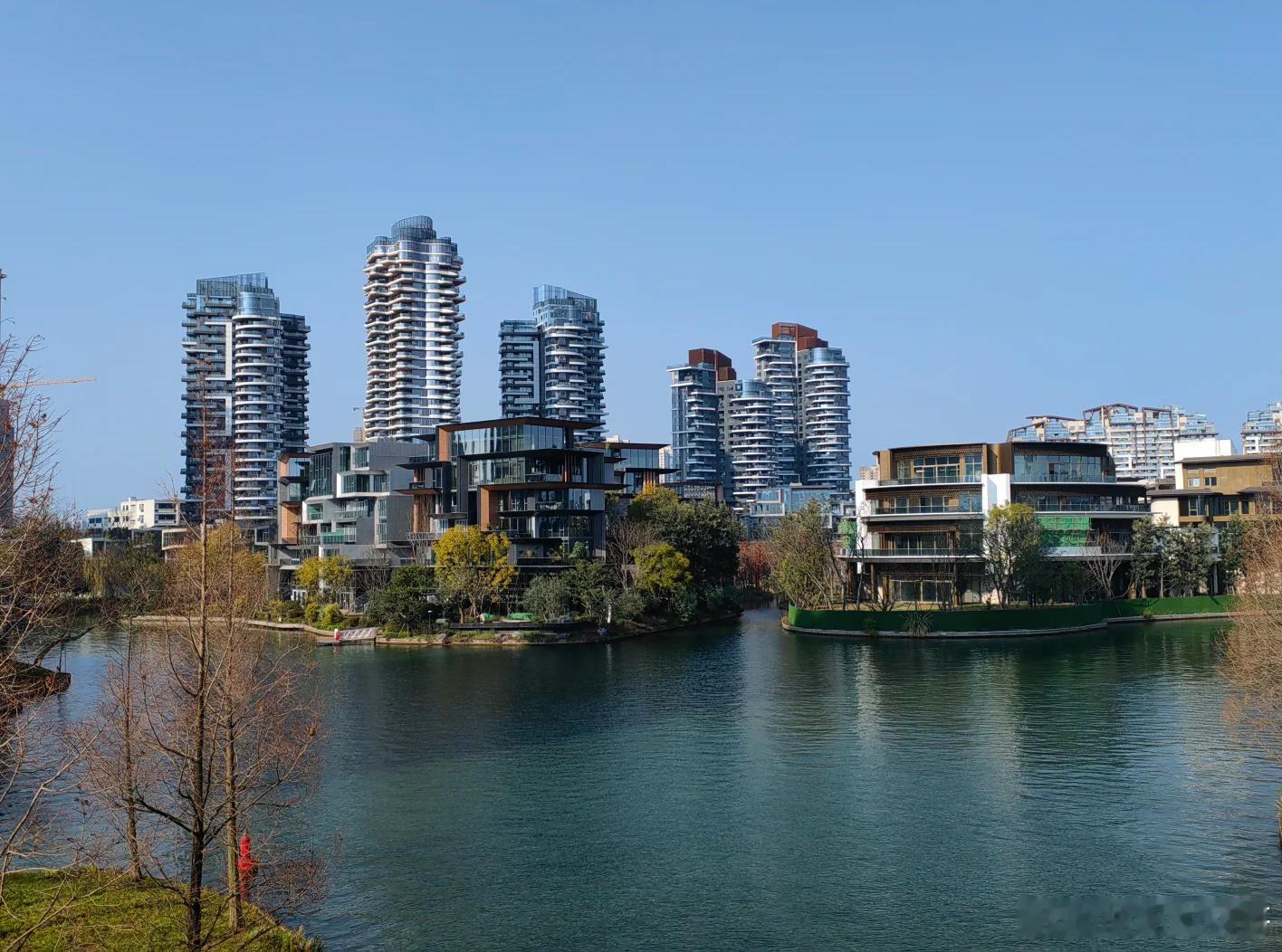 周末专程陪一位老粉去看麓湖特价房。上看下看，左看右看，爱不释手，最后他还是算了。