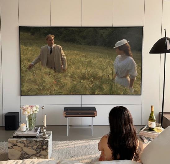 都说激光电视比液晶电视更加护眼，这是真的吗？答案当然是肯定的啦，激光电视的光源是