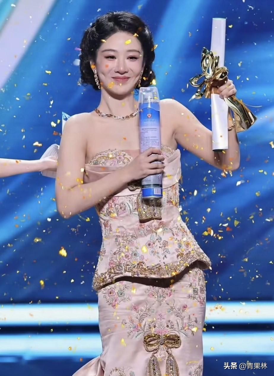 如何评价杨紫终获白玉兰奖杨紫四次提名白玉兰，屡次陪跑终于圆梦，成为首位90后视后