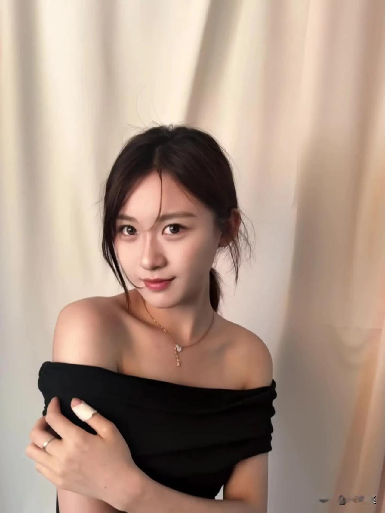 温柔黑裙少女，优雅气质满满
