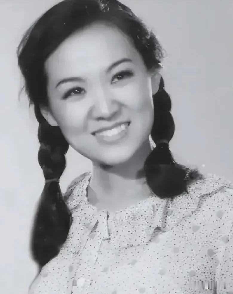 还记得唱《牧羊曲》的郑绪岚吗？曾几何时，她可是红透半边天。1983年春晚，她一口