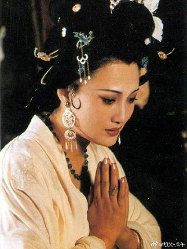 罗袖动香香不已，红蕖袅袅秋烟里。轻云岭上乍摇风，嫩柳池塘初拂水。 