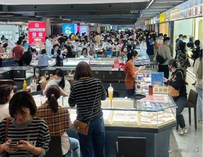 这个520和身边几个年轻朋友聊天，刷新了认知，年轻人原来早就不是大手大脚了！
 