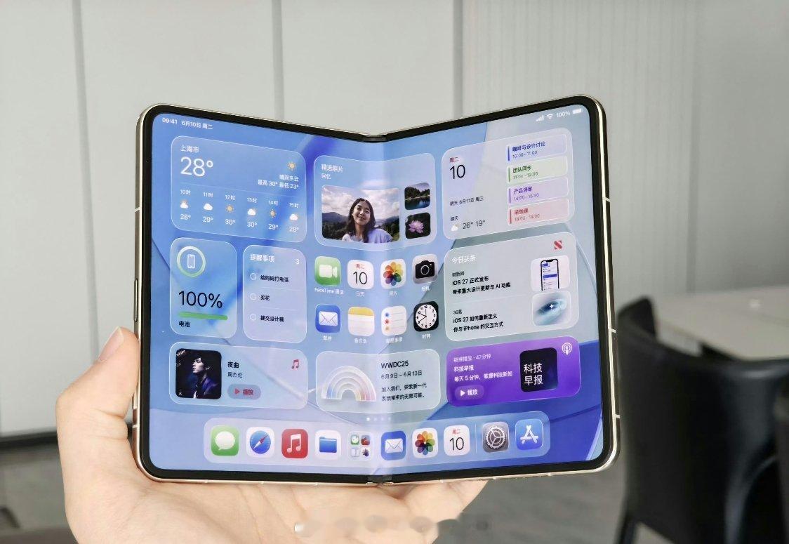 iPhone折叠屏上手iPhone ultra估计小两万拿手里也是怎么折都有面 