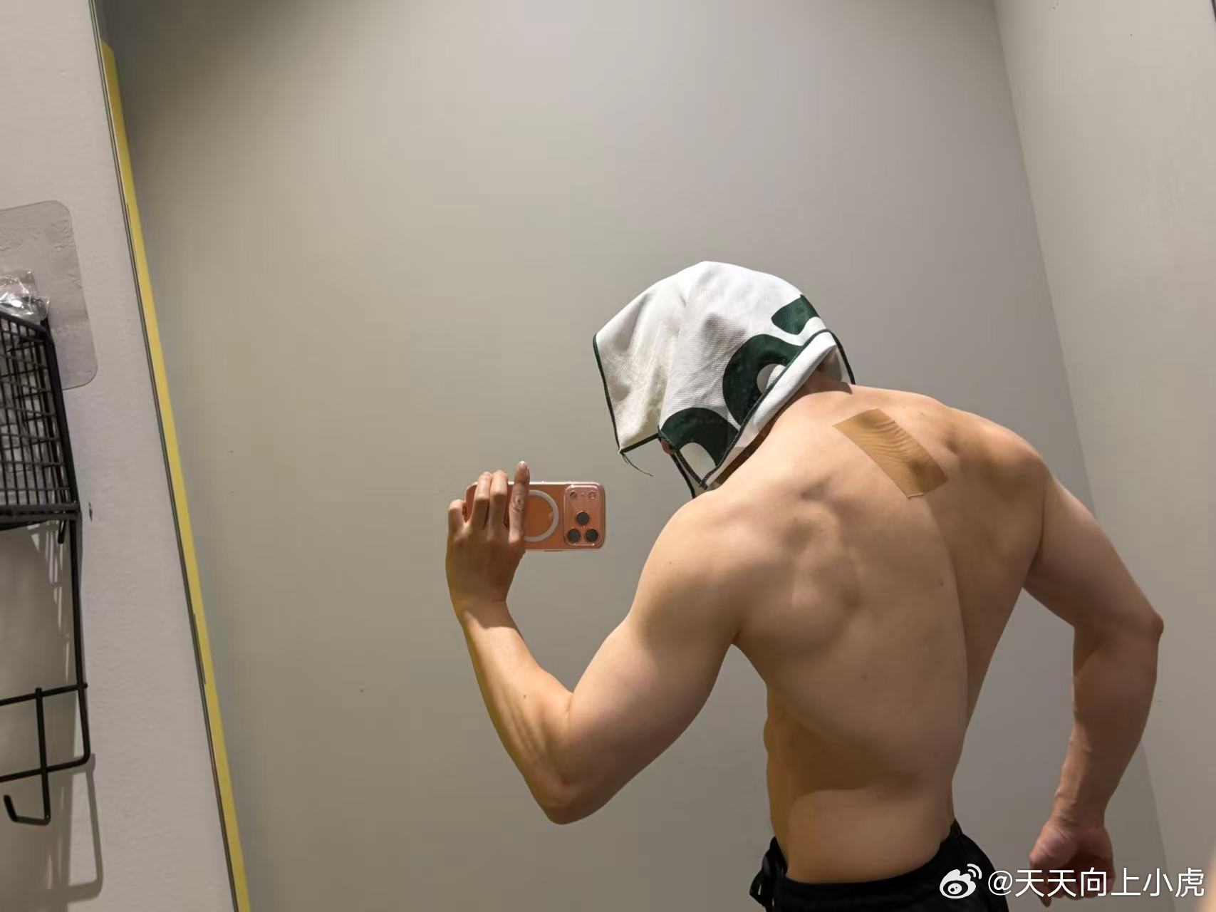 永不抑郁的秘诀开开心心，不在乎别人对自己的看法，合理安排时间，饮食和健身很重要。
