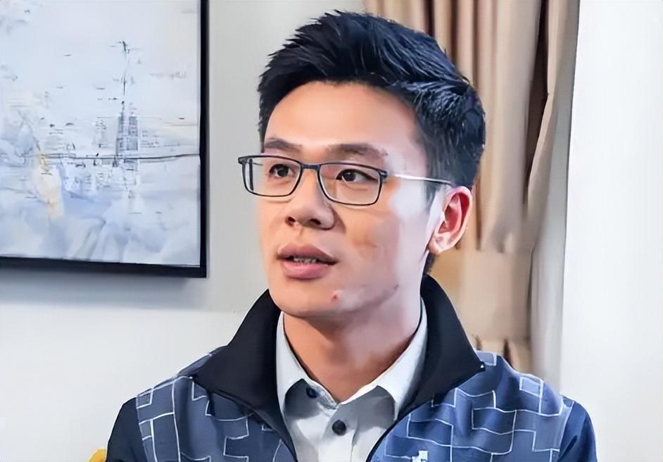香港“铺王”邓成波的幼子接手800亿商铺帝国5年，卖了90处物业套现300亿，如