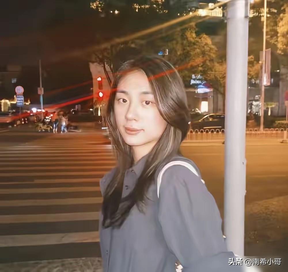 王励勤快愁死了，
看到陈熠10-9被大藤沙月逆转，
真有一种恨铁不成钢的心情，