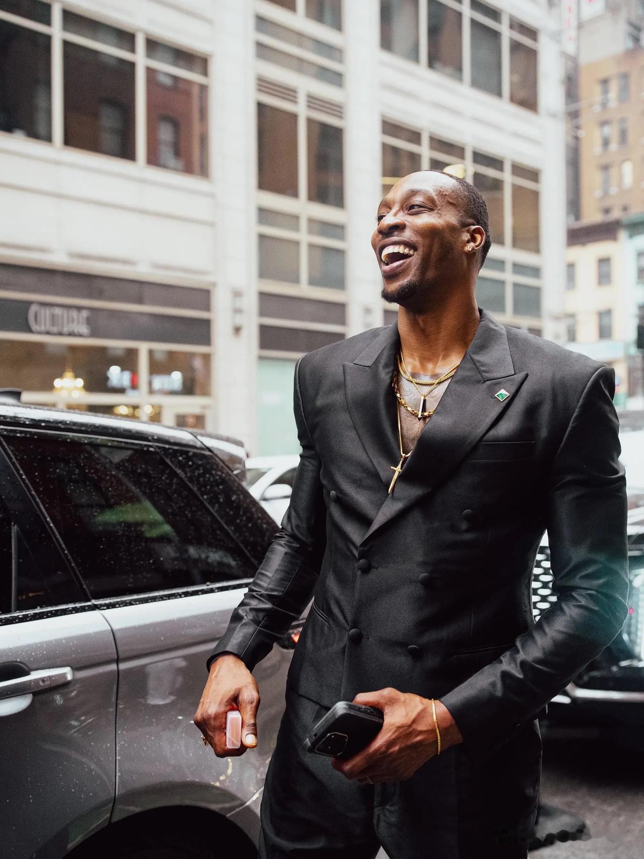 霍华德Ins晒在ESPYS上的照片与球迷分享。他是NBA历史唯一三连DPOY（最