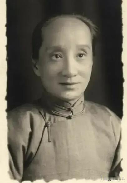 1909年，鲁迅对原配朱安说：“日本有一种小吃很好吃。”话音未落，朱安忙说：“是