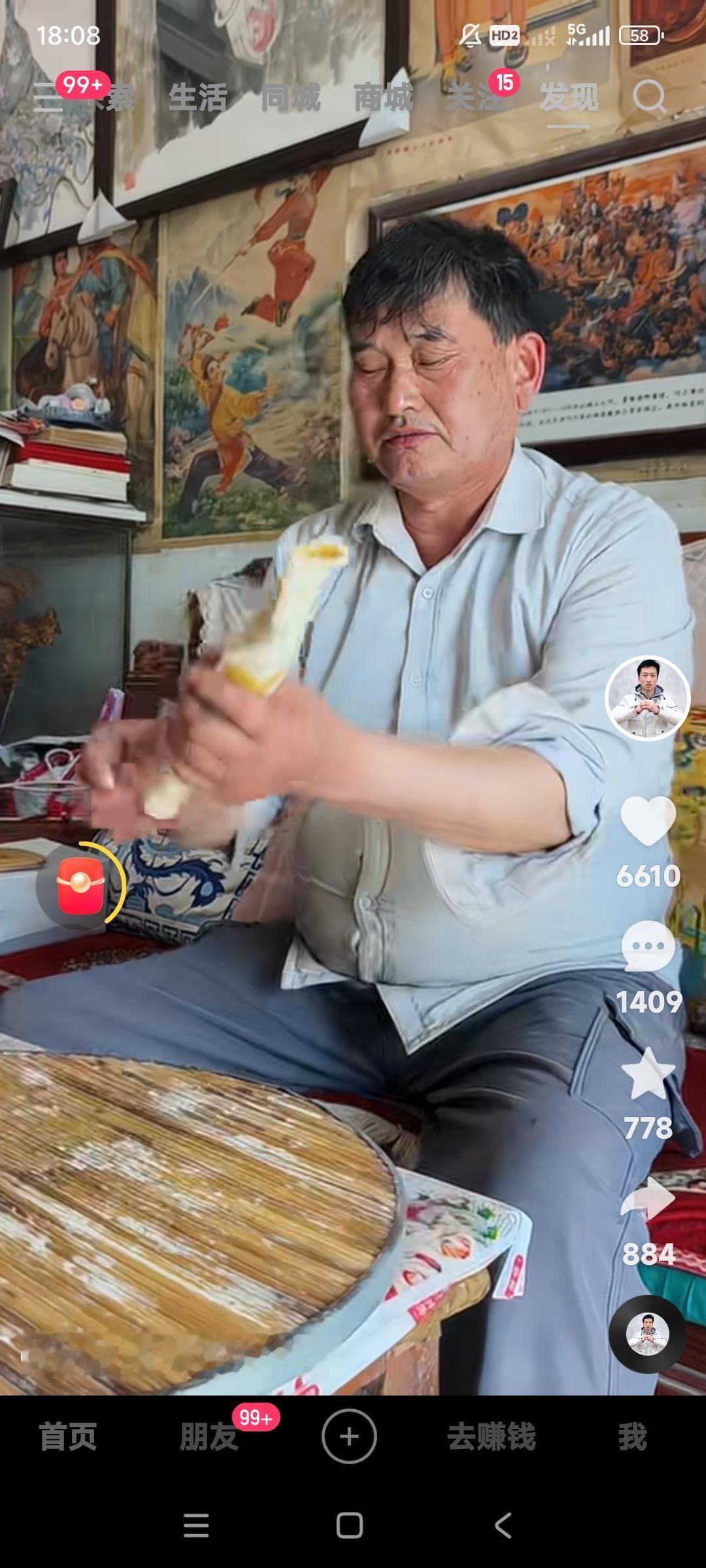 大衣哥朱之文，这是大鱼大肉吃腻了。

这回吃起了山东的特色美食，煎饼卷大葱。
