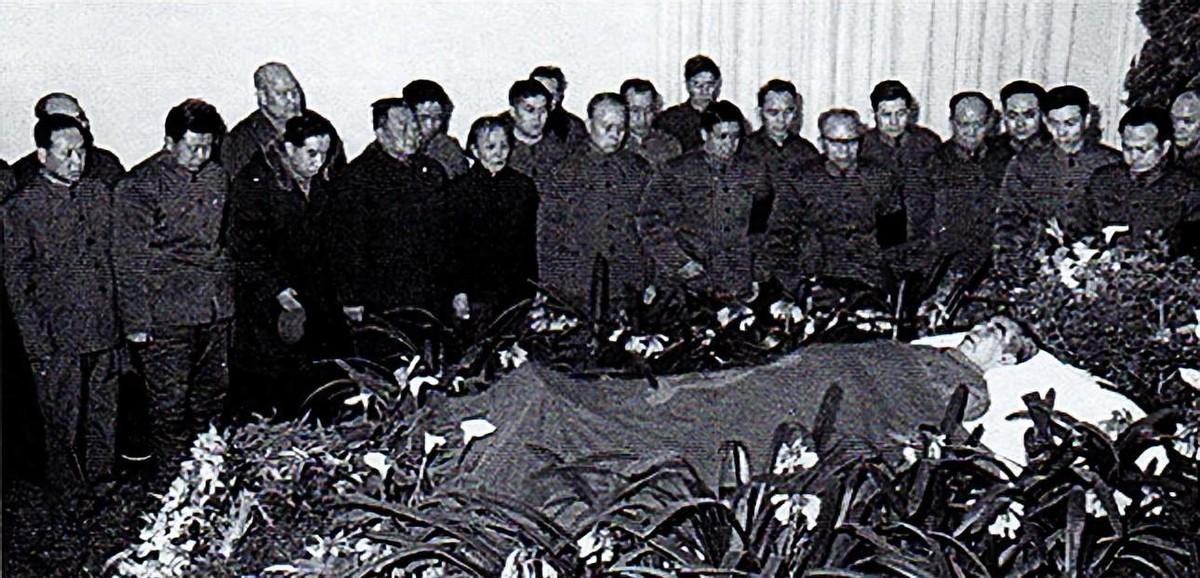 1955年，一名女兵被调往北京时，未婚夫才坦白告诉她身份，原来周总理竟是他的七伯