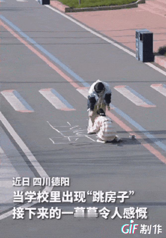 一块粉笔画出的童年，谁看了不眼眶发热
 
四川德阳，两个高中女生课间在路边粉笔画