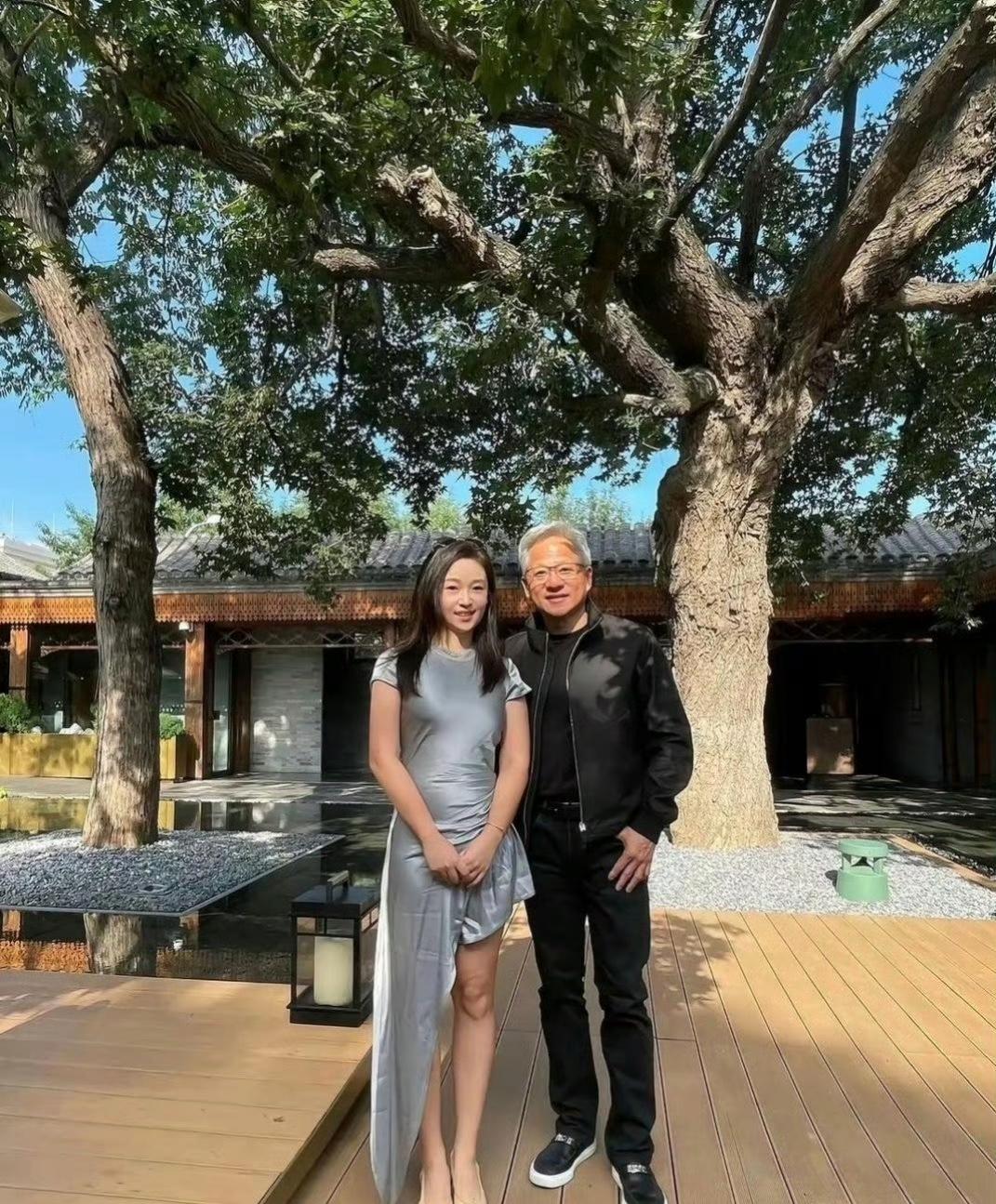 这么漂亮的女生，估计老黄也会动心吧！！！！