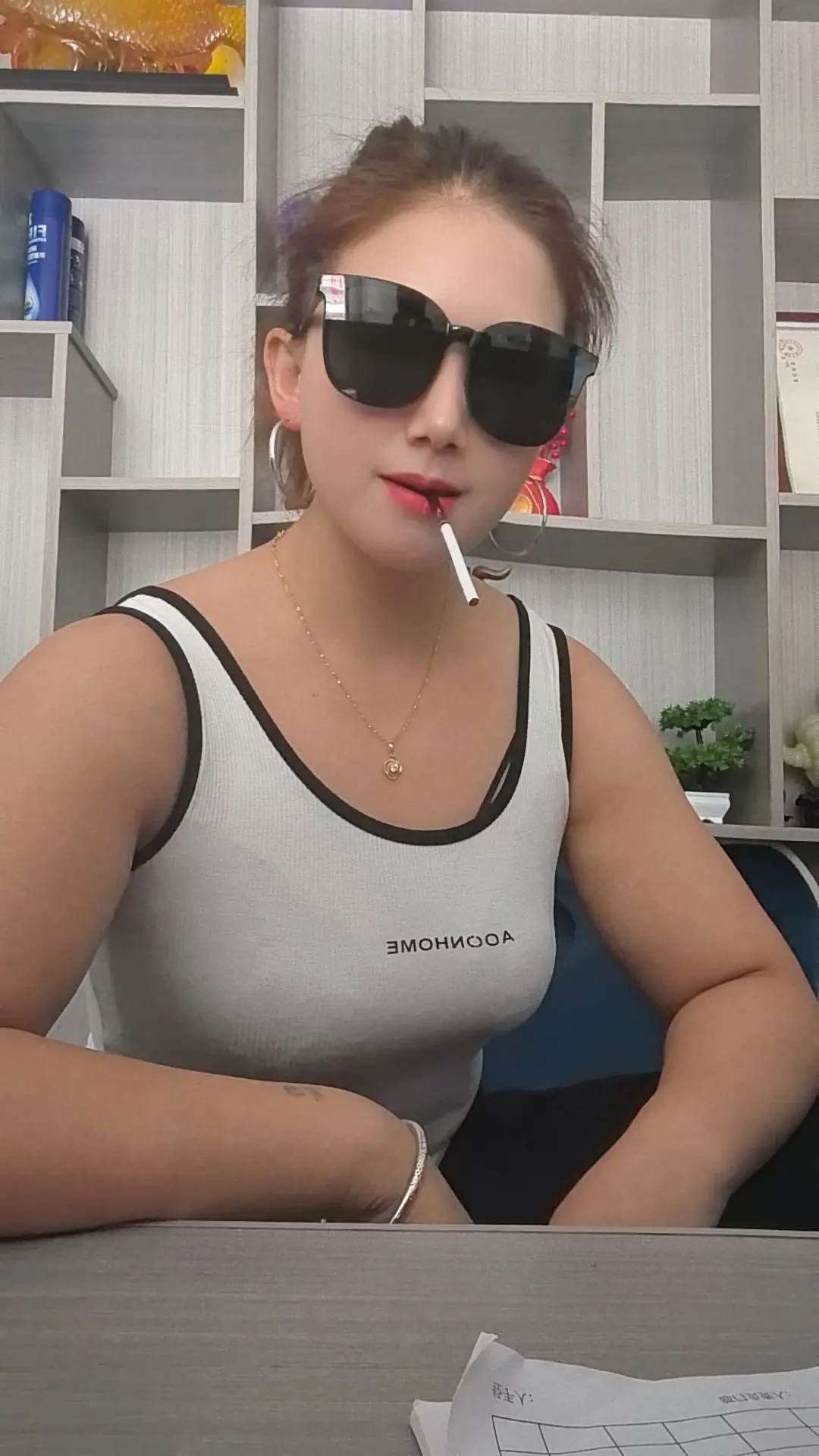 “别的女人生气会发嗲会撒娇，我不行我会骂人，会删除你，更会拉黑你，而且...