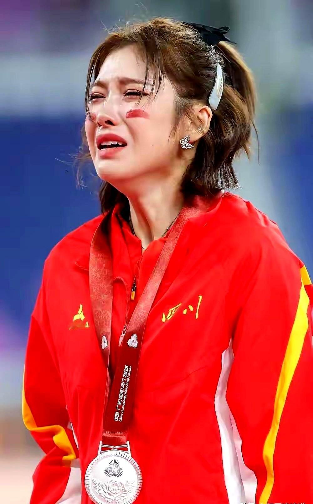 就差0.04秒，吴艳妮直接在赛道上崩溃痛哭。

1月19日全运会决赛，她跑了12