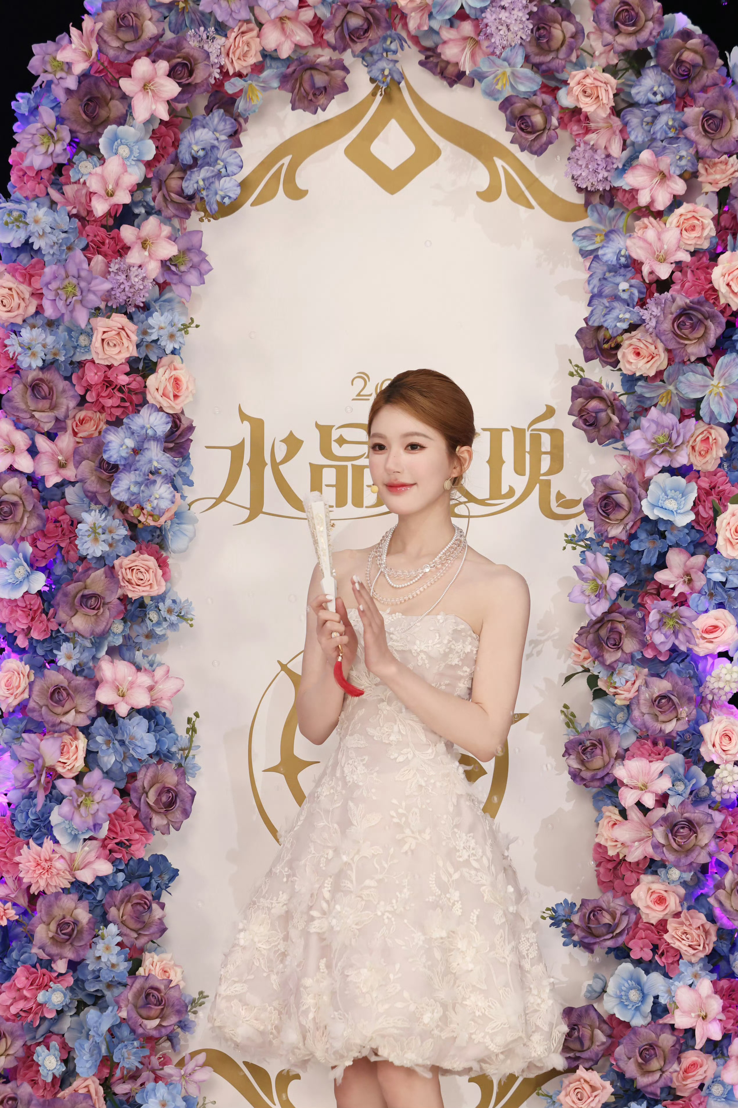 赵露思 × 今日英雄联盟手游直播，代言人身穿 Ines di Santo 202