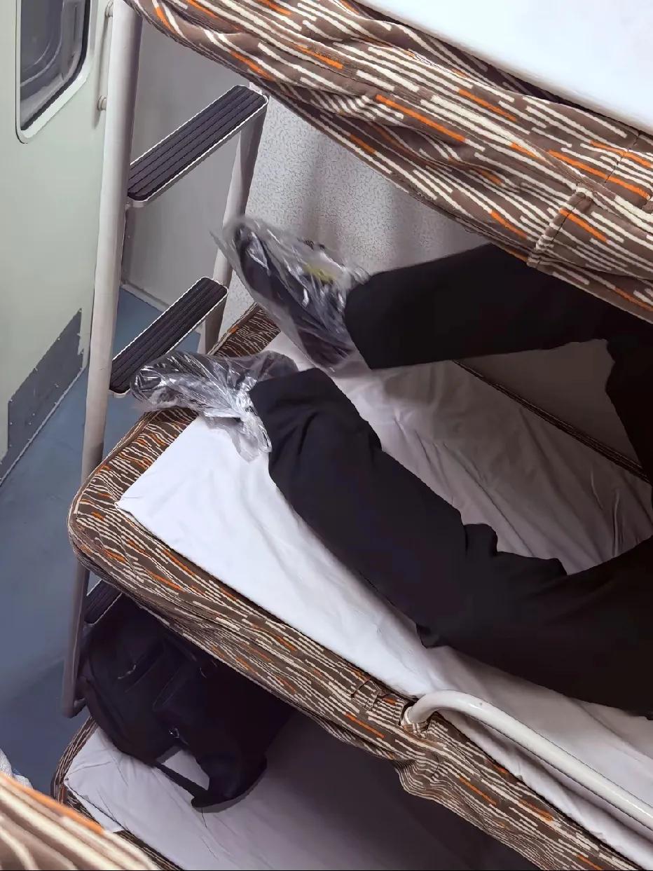 一个人，刻在骨子里的教养，就是无论何时，心里会装着别人，会考虑别人的感受。