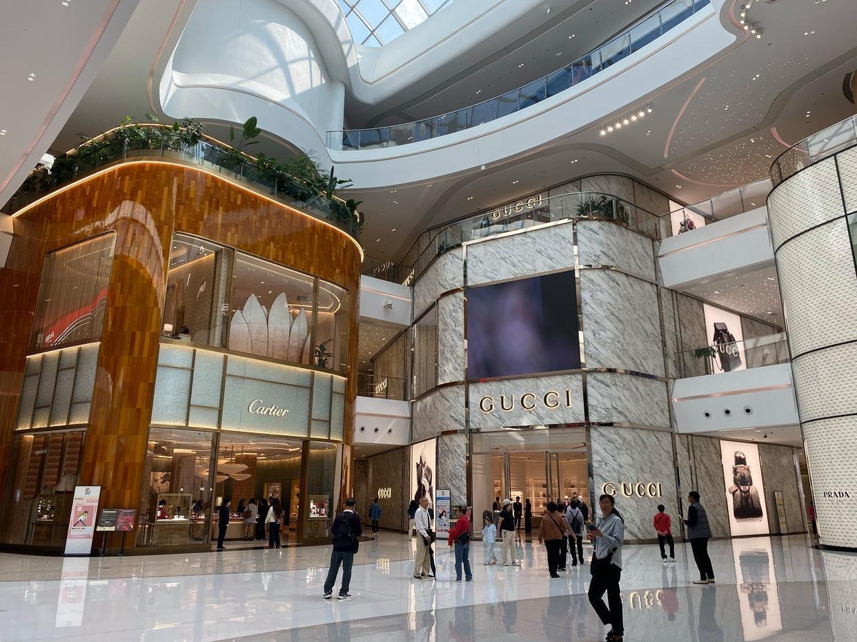 春节期间，海南免税城迎来消费热潮，奢侈品遭抢购，不少专柜近乎“被买空”。游客一早